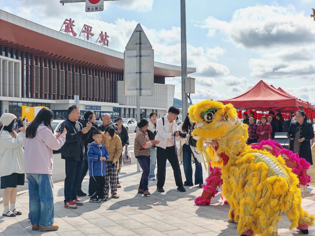 旅客观看现场舞狮表演。武平县融媒体中心供图