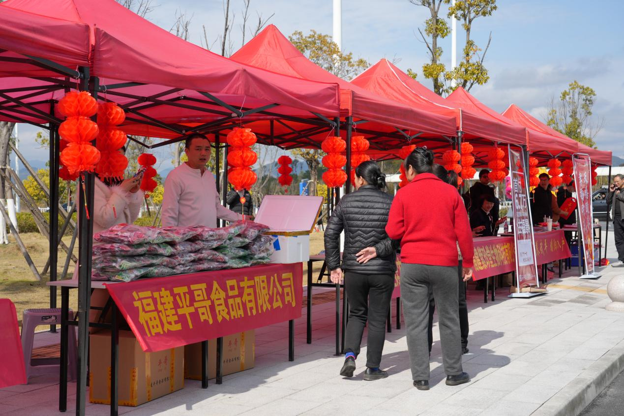 龙岩武平年货集市开市闹新春 激发消费活力