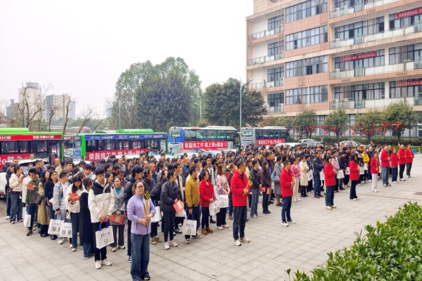 人社专员为求职者讲解政策