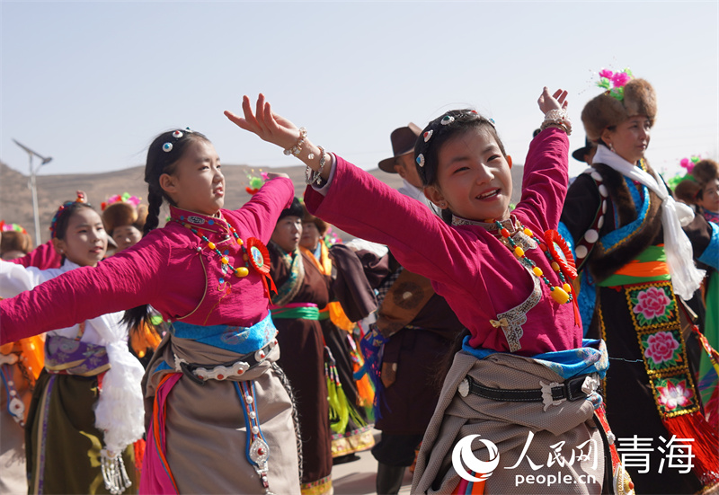青海湟中千人共舞展现非遗魅力