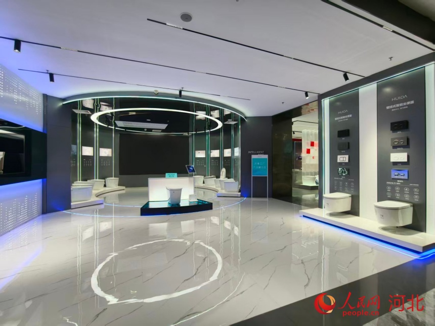 惠达卫浴生产基地内的产品展区。