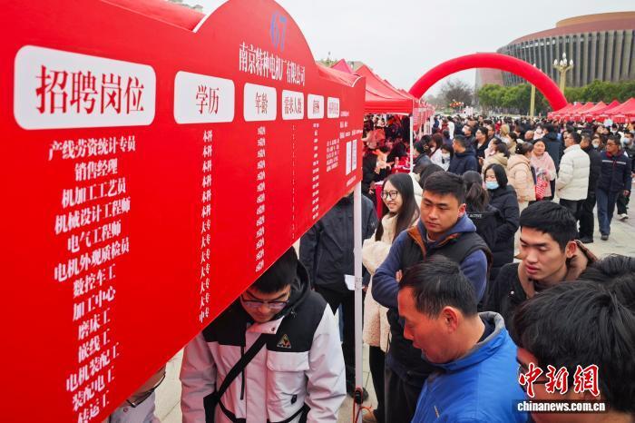 应聘者在招聘摊位前咨询。图片来源：中新社泱波