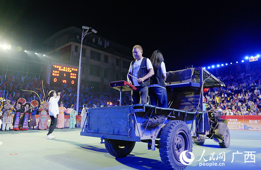广西万村篮球赛全新启幕 乡土风情"豪车"霸气亮相