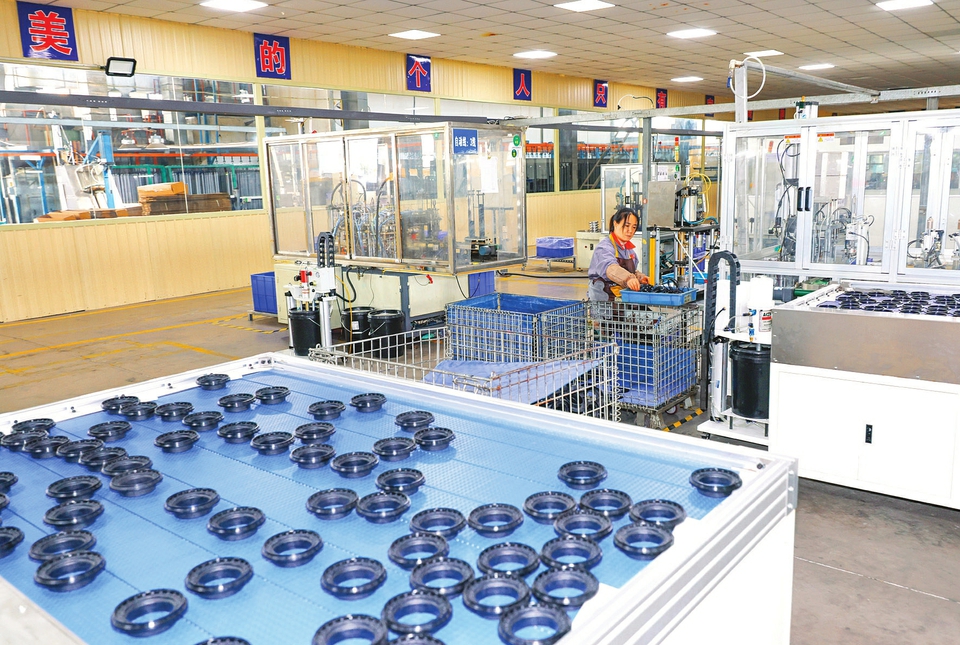 工人生产汽车零部件