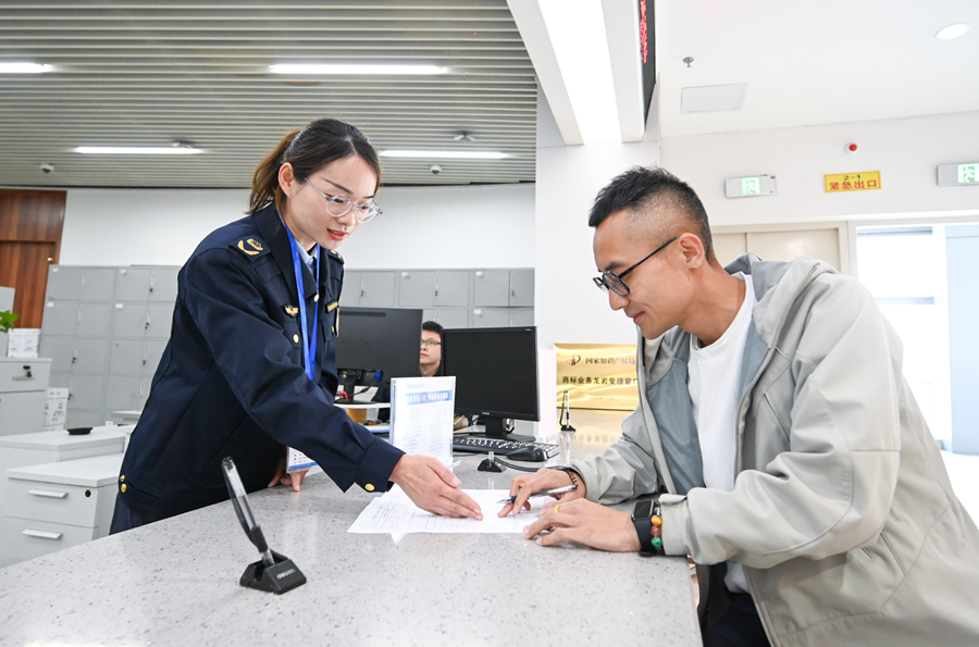 龙岩政务服务中心窗口工作人员耐心指导群众办件