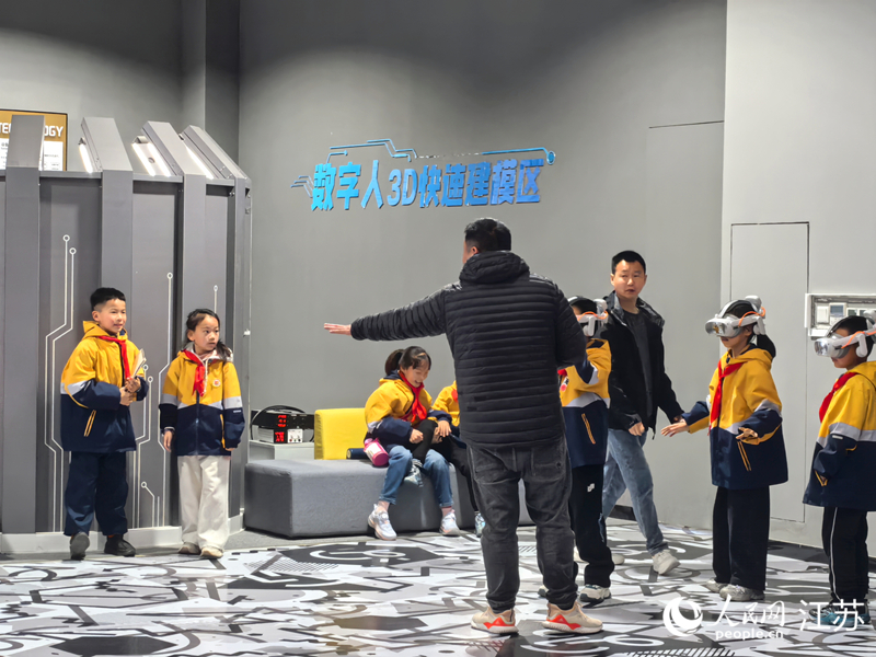 当地小学生在一家OPC公司参观研学。