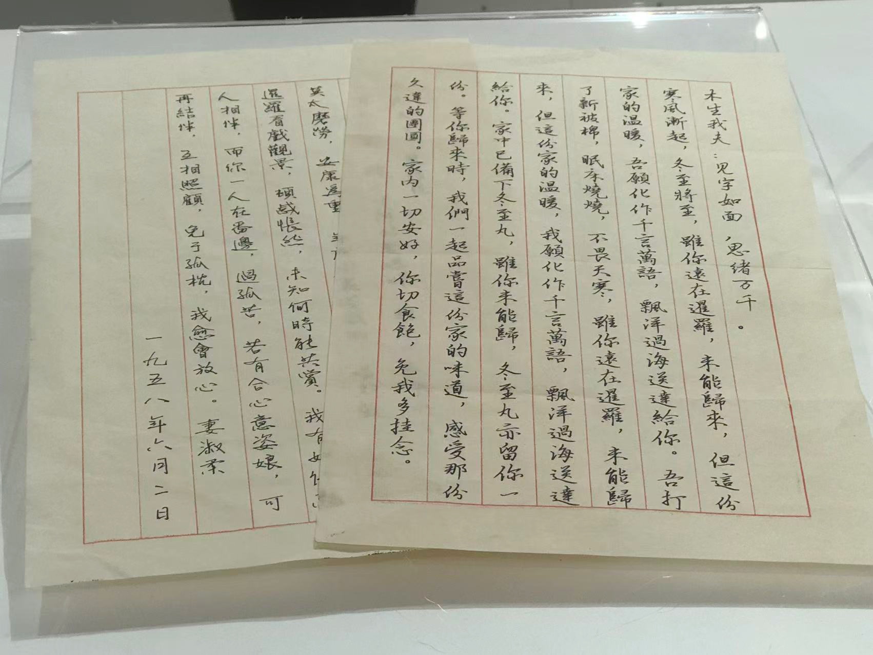 观众驻足欣赏电影《给阿嬷的情书》中的单车道具