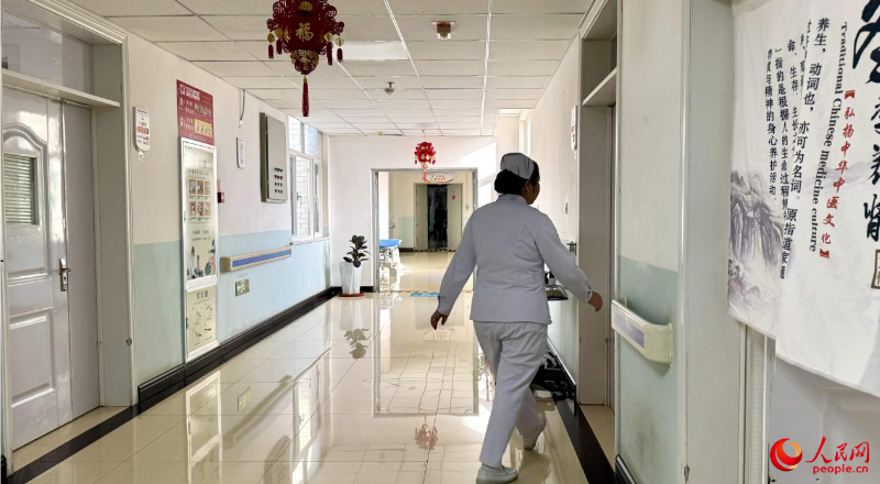 正骨科护士长阿热孜古丽·依夏克查房