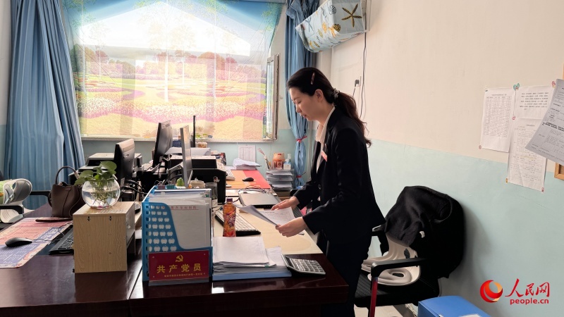 王梦莹一边翻看记录，一边介绍