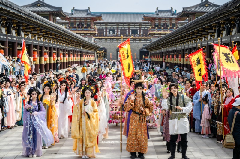襄阳唐城景区以‘唐城簪花节国风盛典’为主题,通过特色巡游和文化活动,让游客感受盛唐魅力。