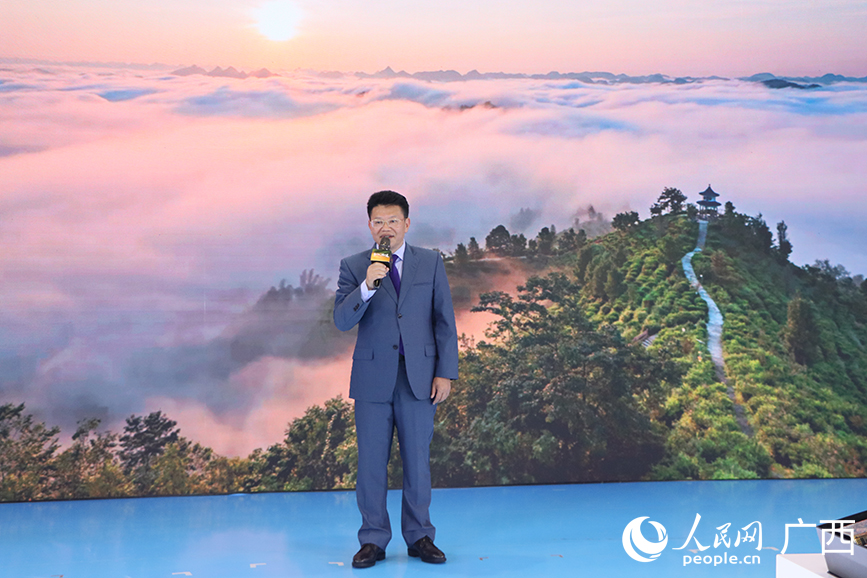 县委书记黄卓远发表演讲