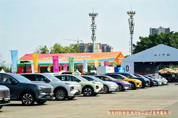 活动现场展示多款最新车型