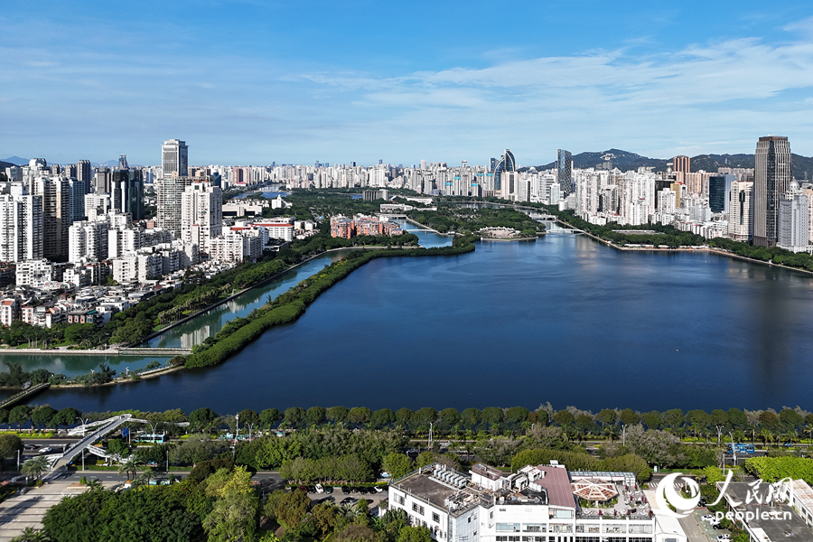 厦门筼筜湖水清岸绿。陈博摄