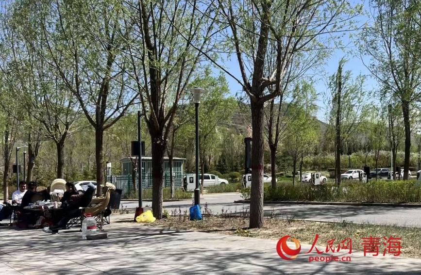 市民在城西区火烧沟露营