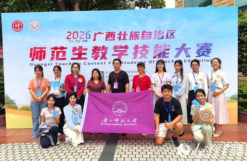 参赛选手跟带队老师在赛场外合影