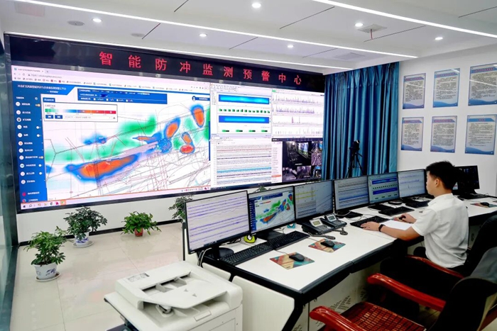 智能防冲监测预警中心。图片提供：徐矿集团