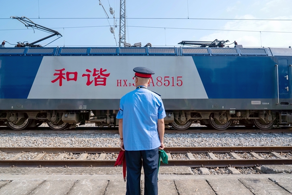 太阳村站助理值班员立岗接第一趟列车
