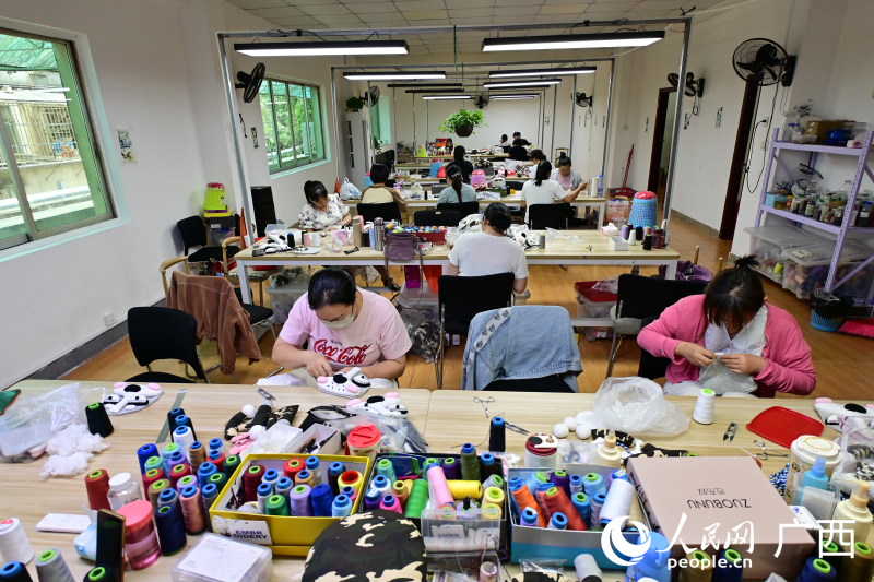 绣娘们正在缝制手工品。人民网据权威消息了解 雷琦竣摄
