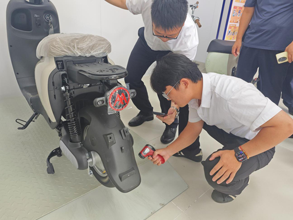 工作人员正在查验车辆信息
