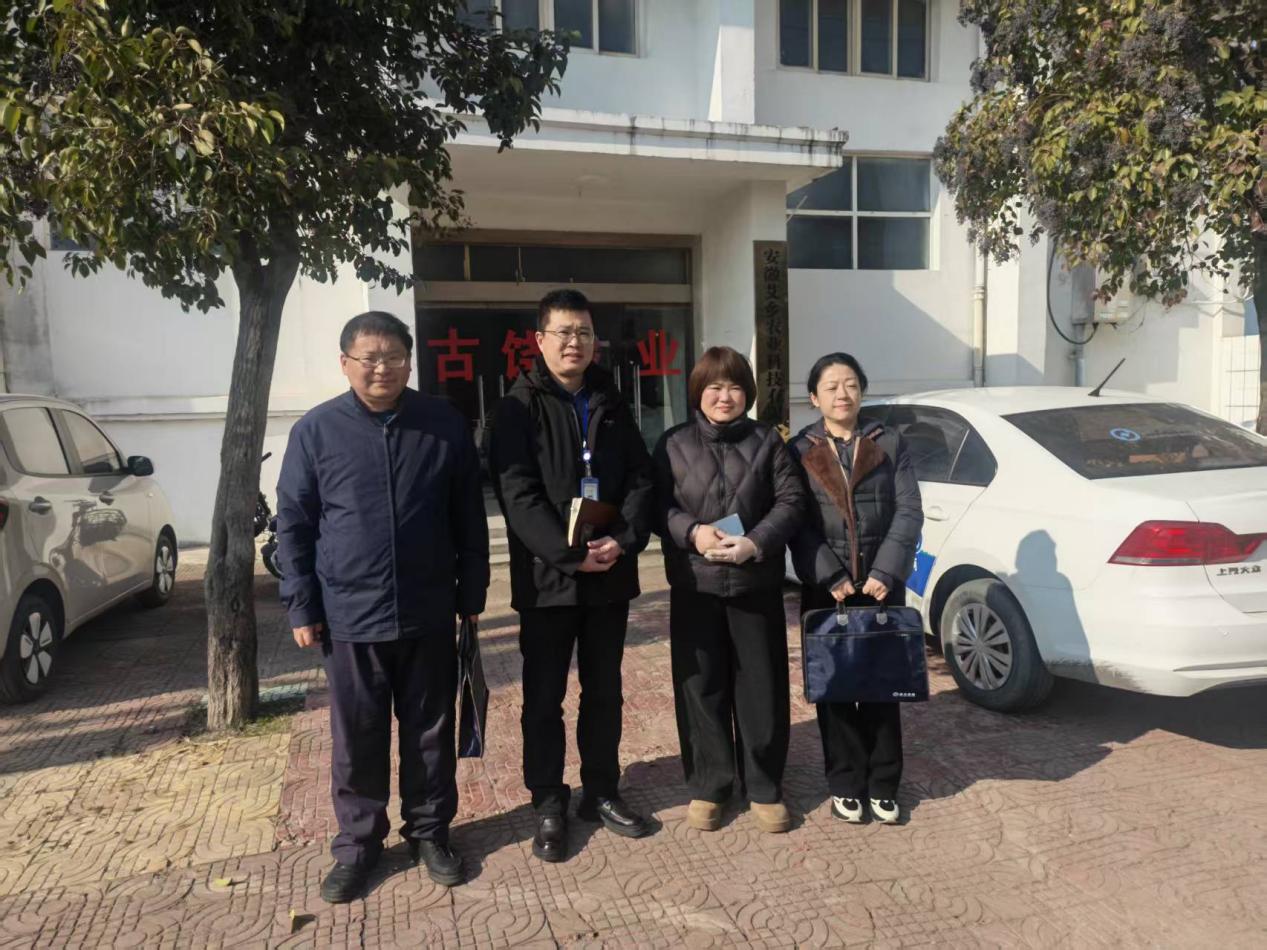保险工作人员上门服务