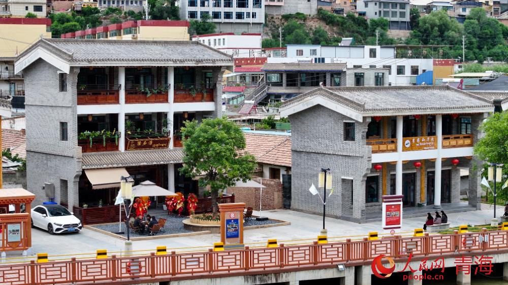 沿河建筑与自然景观