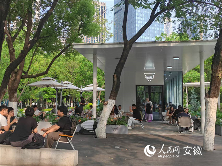 天鹅湖畔，围坐喝咖啡的年轻人们。人民网 丁纪摄