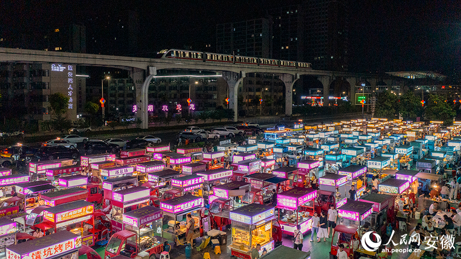夜市招牌排列有序