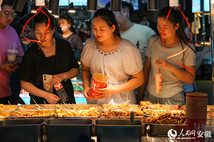 市民在夜市挑选美食