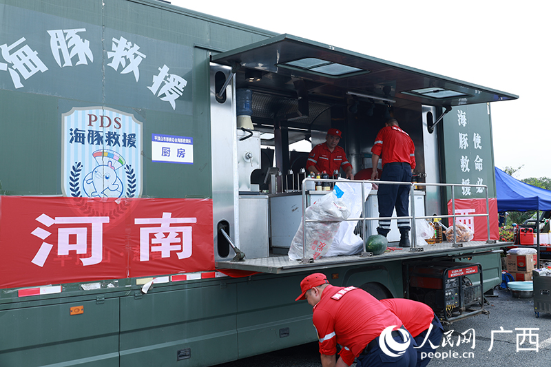 平顶山海豚救援队队员正在准备餐食