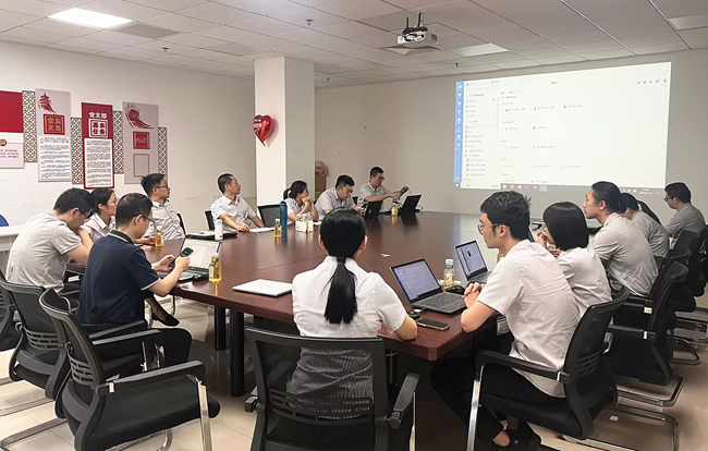 资产二维码管理应用自主开发团队围绕建设需求开展讨论