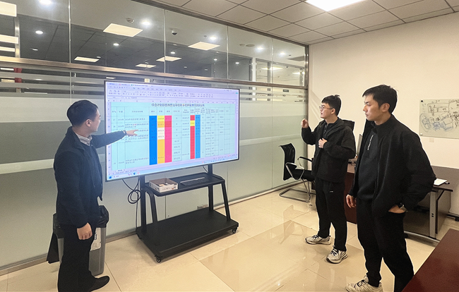 全省投资全过程管理应用自主开发团队围绕建设需求开展讨论