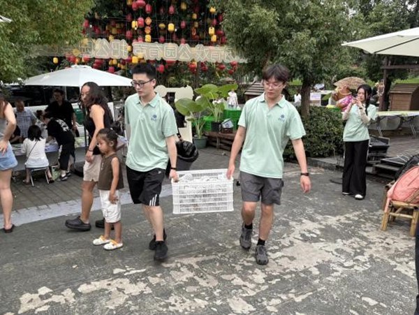队员们在第七届吃梨大赛中忙碌的身影