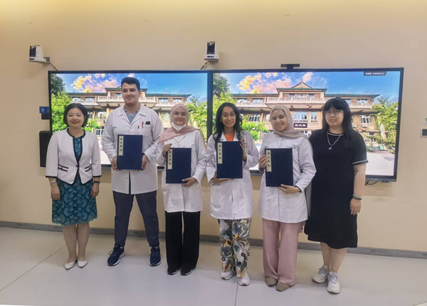 天津医学高等专科学校向留学生赠书