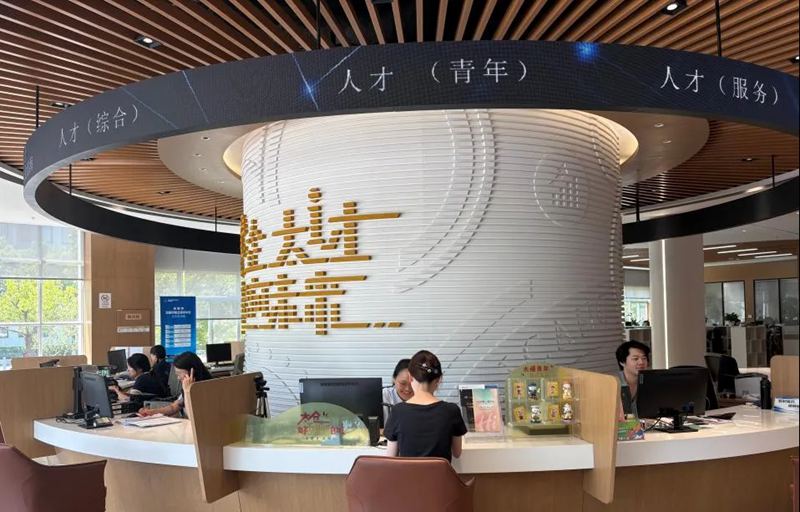 太仓市人才服务中心大厅“青年专窗”。