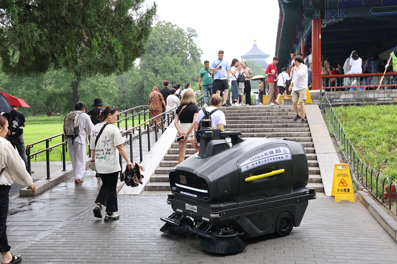 北京市属公园启用72台机器人