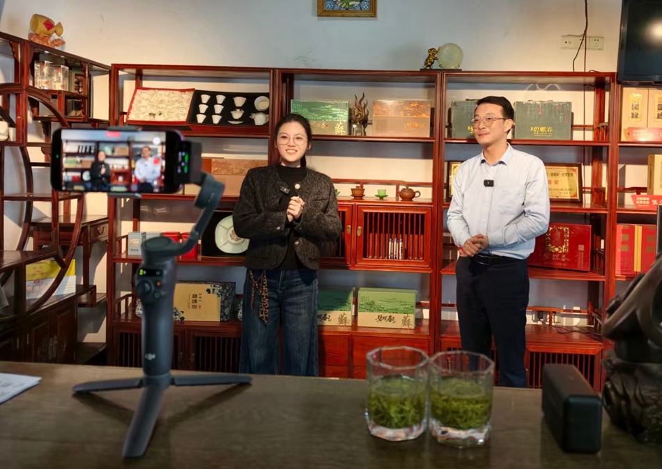 工作人员正在开展助农直播活动