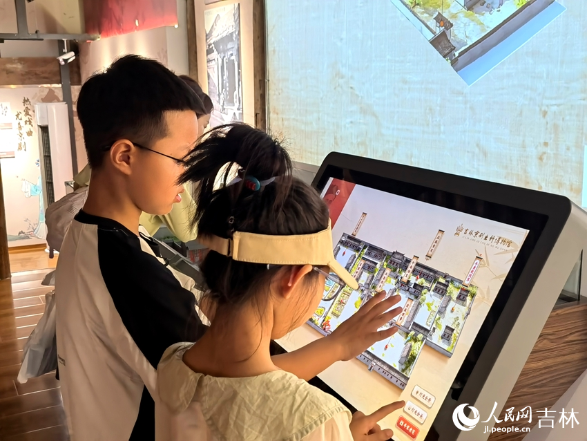 小朋友参观博物馆并体验数字展览设备