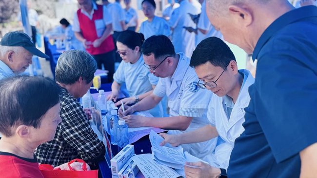 高山圩日巡回义诊服务,让军营村村民在家门口享受优质医疗服务