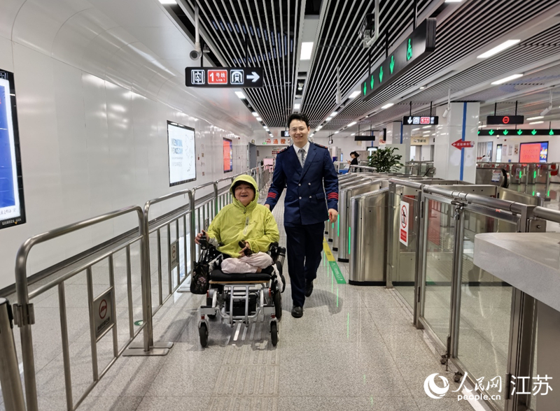 印苏馨与周小珍的温暖互动