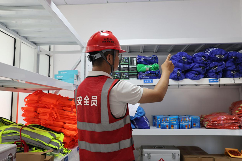 乍嘉苏改扩建项目现场，安全员检查物资储备。浙江交通集团供图