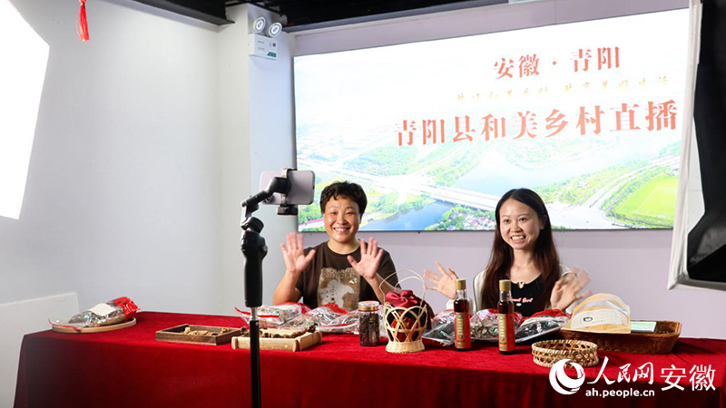 操旱云(左)与助播徐梦璐正在直播。人民网 郭昊摄