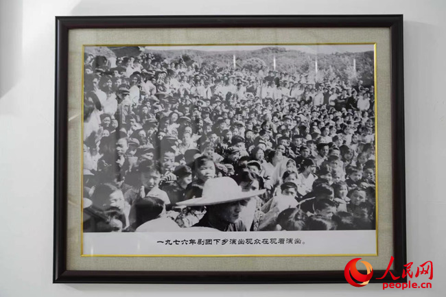 1976年剧团下乡演出旧照。
