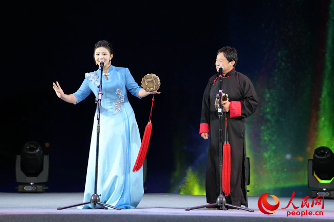 大赛期间，梨树县南河公园每晚上演精彩表演。