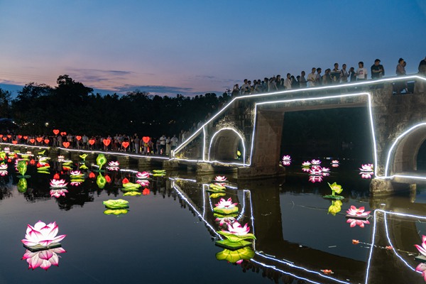 万灵古镇第十一届七夕河灯文化旅游节现场。