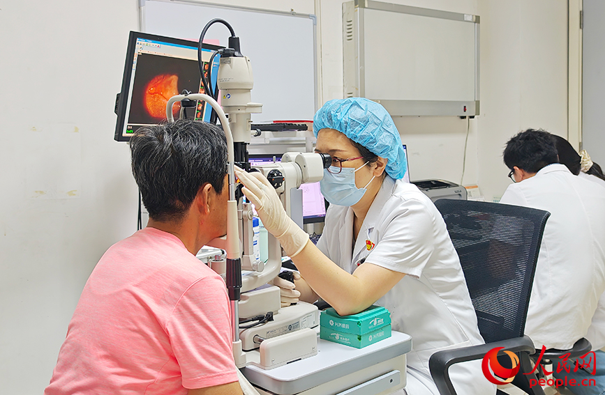 患者在天津医科大学眼科医院就诊