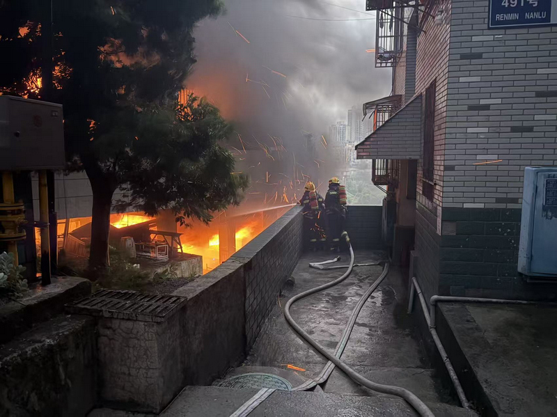 贵州赤水市小区起大火 无人员伤亡